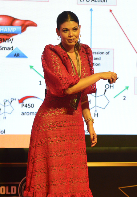 Dra. Aline David ministrando aula sobre metabolismo