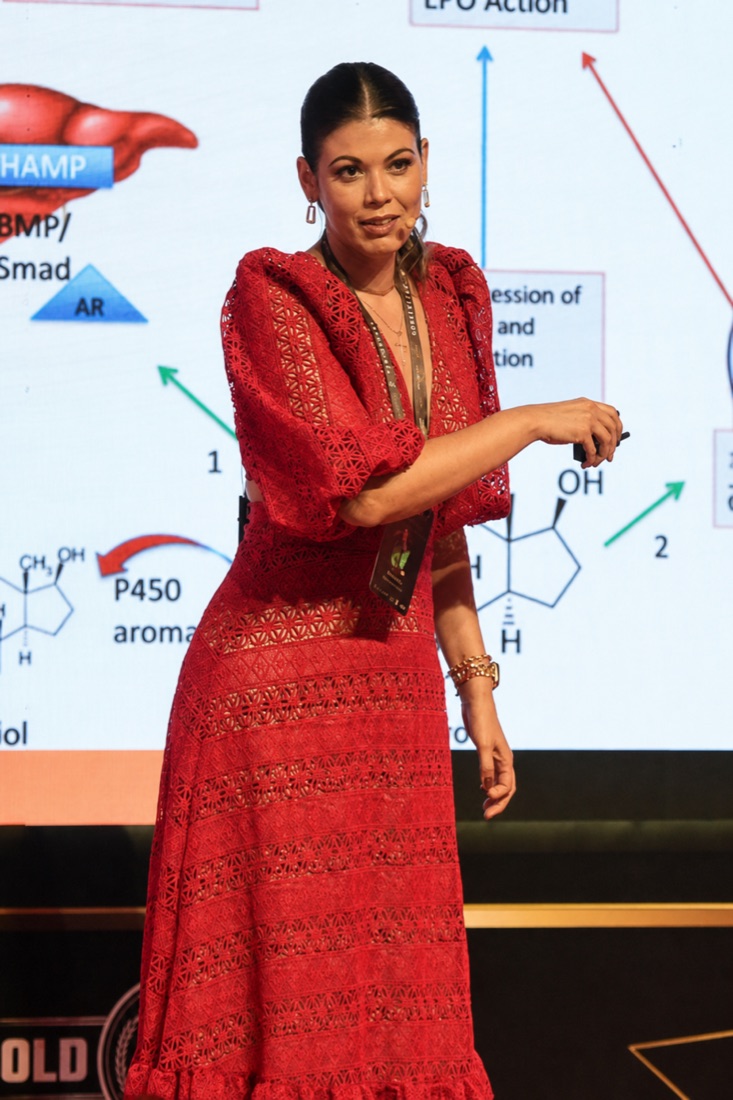 Dra. Aline David em congresso, apresentando vias de metabolismo hormonal